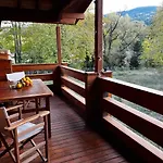 Alpehytte Riverside Forest Retreat-chalet *