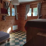 Riverside Forest Retreat-chalet