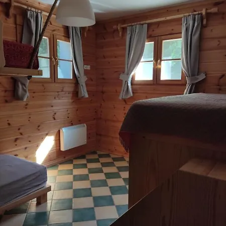 Riverside Forest Retreat-chalet